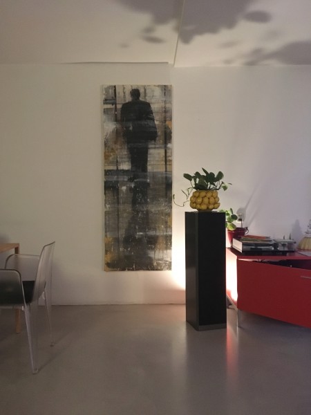 Werk in interieur.
De uit/ingang vinden - Finding  
Mixed media op doek.
150 cm x 85 cm.
